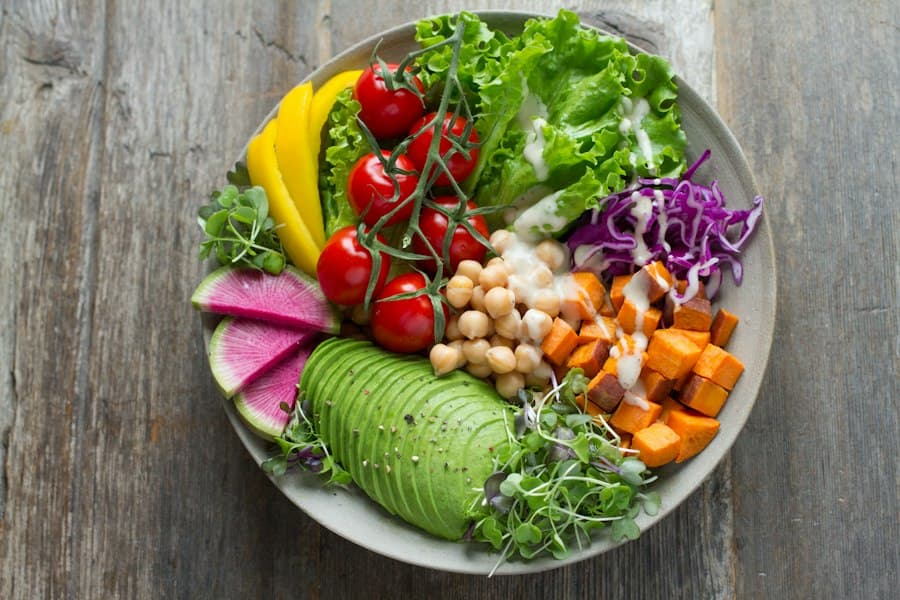 Bolle med fargerik salat