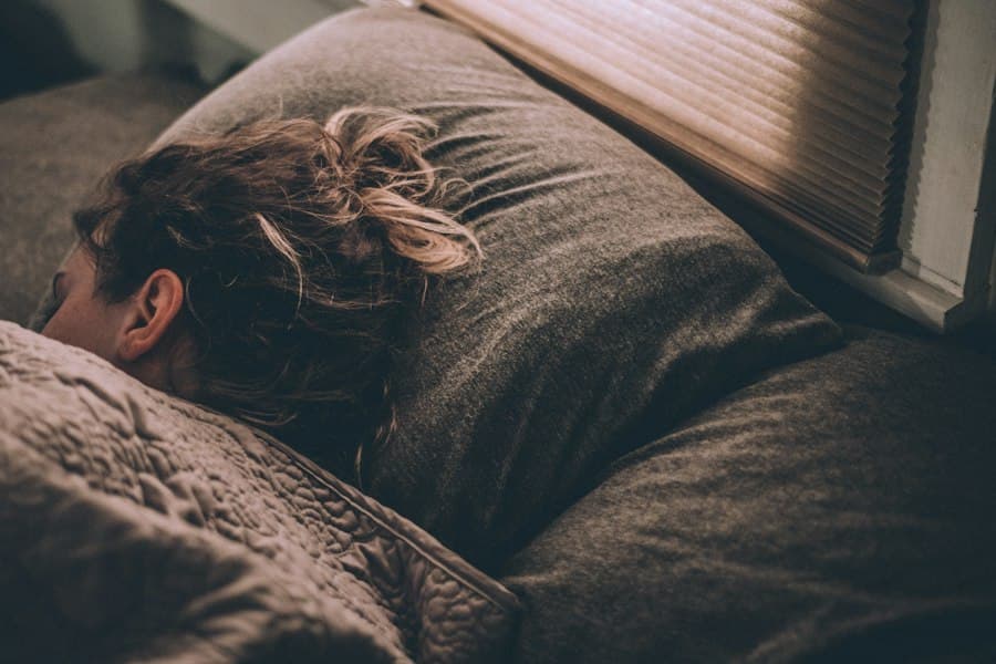 Kvinne som sover godt under dyna